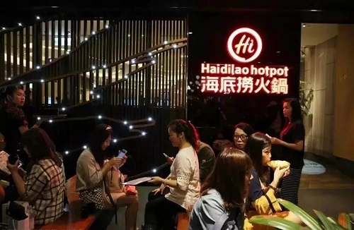上半年血亏近10亿，极致化服务渐失灵，海底捞如何自救？